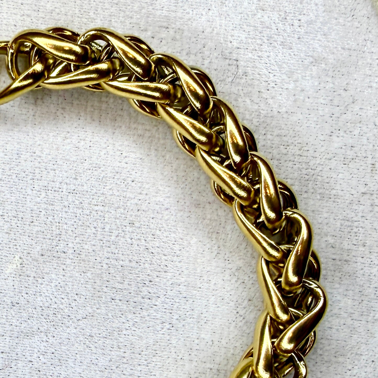 Apyrankė ‘Golden Bond’